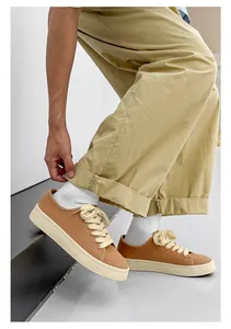 Vista dettagliata di scarpe da ginnastica in tela marrone da uomo in stile vintage retrò