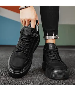 Vue détaillée des baskets montantes en cuir noir pour hommes avec une semelle épaisse