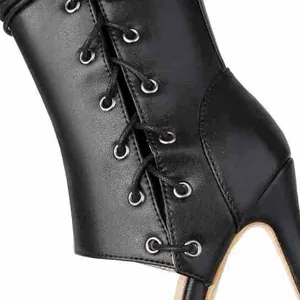 Vue détaillée de bottines à lacets et talons aiguilles avec découpes sexy noires.