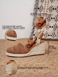 Vista detallada de sandalias de cuña de ganchillo marrón con tacones de paja de 8 cm.