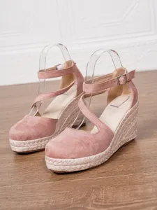 Sandales compensées en daim rose avec bride à la cheville et semelle plateforme en corde