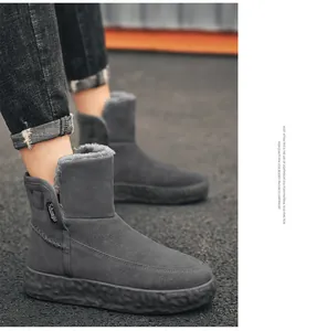 Vista detallada de botas de invierno de ante gris para hombre con suela gruesa y forro