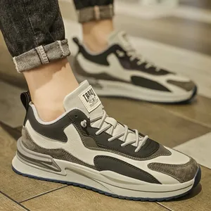 Moderne Herren-Retro-Sneaker mit dicker Sohle und grauem Multi-Panel-Design für Alltag