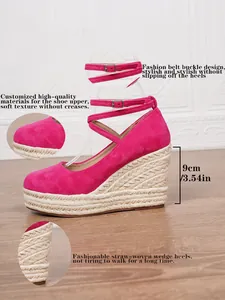 Vista detallada de sandalias de cuña fucsia con tacón de paja de 9cm y tira al tobillo.
