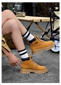 Bottes de travail en cuir jaune avec semelle plateforme dans un décor de camping