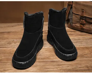 Primer plano de botas de invierno para hombre en ante negro con suelas gruesas