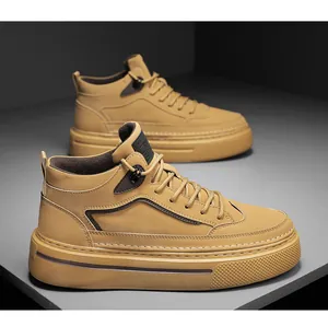 Vue détaillée des bottes de travail montantes stylées en cuir couleur camel pour hommes