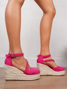 Modische magentafarbene Keilsandaletten aus Wildleder mit geflochtenem Espadrille-Plateau