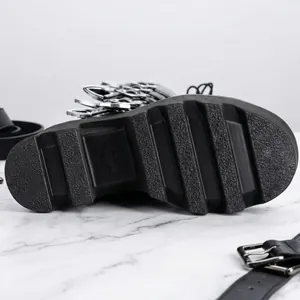 Vue détaillée de la semelle plateforme des bottes cuissardes punk noires