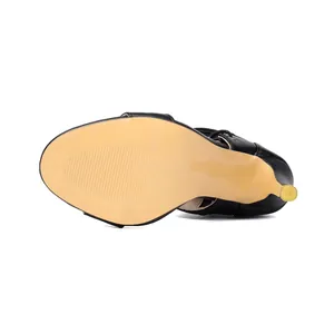 Vue détaillée de la semelle beige et du talon aiguille d'une sandale noire à talons
