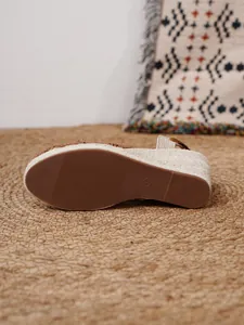 Detalle de la suela antideslizante y la cuña de yute de las sandalias alpargatas de mujer