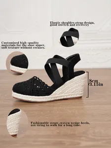 Detalle de sandalias de cuña de ganchillo negro con tacón de paja de 8 cm y tiras