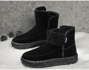 Detalle de botas de invierno de ante negro con suelas gruesas y forro de piel sintética