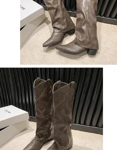 Detail van vintage bruine slouchy laarzen met klinknagels en cowboy stijl