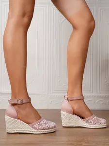 Vista detallada de las sandalias con cuña rosas para mujer con bordado floral