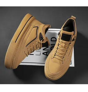 Détail de baskets montantes en cuir kaki avec semelle texturée haut de gamme