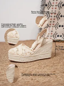 Vista detallada de las sandalias de cuña de ganchillo beige con tacón de 9,5 cm.