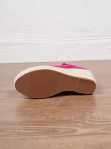 Vista inferior de la suela texturizada y la marca de talla 37 de cuñas rosas