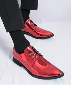 Detailansicht glänzender roter Metallic Derby-Schuhe mit Schnürung und schwarzen Socken