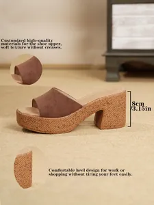 Vista detallada de sandalias de cuña marrones con tacón de 8 cm y parte superior de ante suave.