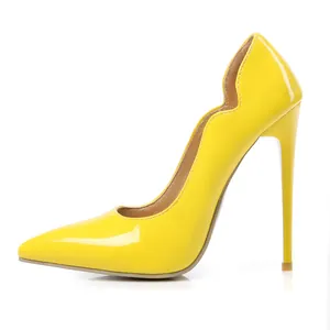 Vista de perfil detallada de zapato de tacón amarillo con elegante diseño festoneado.