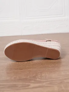 Gros plan sur la semelle antidérapante et la texture de corde tressée du talon compensé