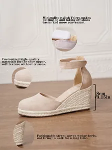 Detalle de sandalias con cuña beige y tacón de esparto de 8cm con cierre de velcro