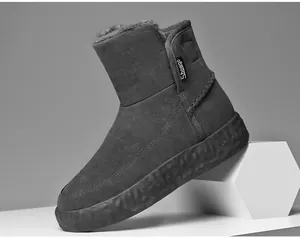 Detalle de botas de invierno de ante gris carbón para hombre con forro de felpa.