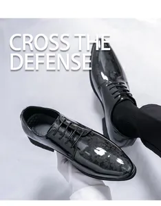 Vue détaillée de chaussures de ville en cuir verni noir pour homme, mariage et bureau