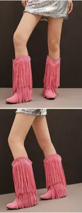 Detailansicht stilvoller pinker Fransenstiefel mit silbernen Sternnieten an einem Model