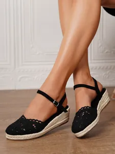 Sandalias de cuña tipo alpargata de ganchillo negro para mujer con hebilla