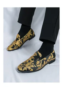 Detailansicht von Herren-Loafers mit aufwendiger goldener Blumenstickerei.