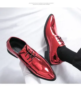 Detaillierte Ansicht der glänzenden roten Herren-Derby-Schuhe mit spitzer Kappe