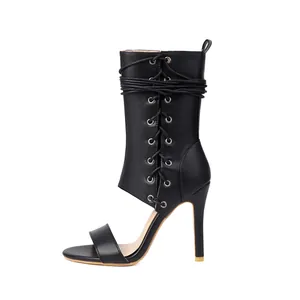 Vue latérale de sandales bottines noires à talons aiguilles, lacets et bout ouvert
