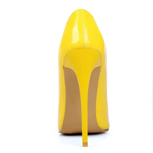 Vista trasera detallada de elegantes zapatos de tacón de aguja en charol amarillo brillante