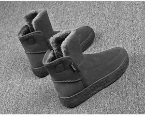 Detalle de botines de gamuza para hombre con forro de felpa cálida y gruesa.