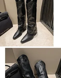 Detailweergave van retro zwarte cowboylaarzen met stijlvolle metalen klinknagels