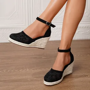 Sandalias de cuña de encaje negro con suela de alpargata y correa al tobillo