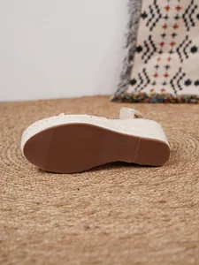 Vista detallada de la suela de alpargatas de cuña de lona crema, talla 37 con agarre