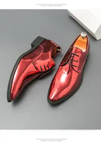 Detailansicht glänzender roter Lackleder-Derbyschuhe für Herren mit Schnürung