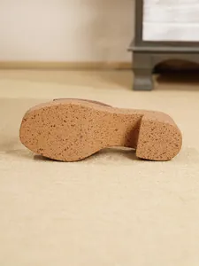 Detalle de primer plano de la suela de corcho de estas sandalias con cuña de mujer
