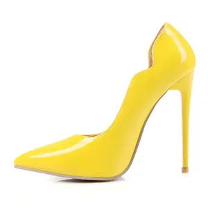 Perfil lateral detallado de un zapato de tacón de aguja en charol amarillo vibrante