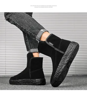 Vista lateral detallada de botas de invierno de ante negro para hombre con suela EVA