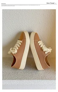 Vista laterale dettagliata di sneakers in tela marrone retrò con suole bianche spesse