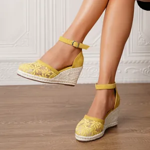 Sandalias de cuña amarillas con bordado floral y suela de paja para el verano perfecto.