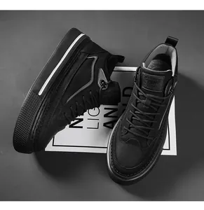 Vue détaillée de chaussures de loisirs noires montantes pour hommes de style britannique
