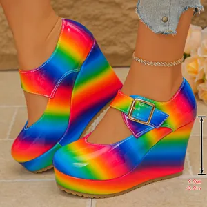 Lebhafte Regenbogen-Plateau-Keil-Mary-Janes mit einem 9,9 cm hohen Absatz Detail
