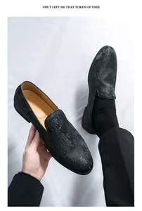 Detailansicht eleganter schwarzer Herren-Loafers mit aufwendiger floraler Bestickung