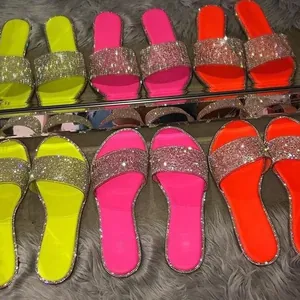 Claquettes plates à strass néon en jaune rose et orange pour la plage en été