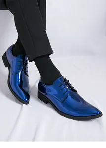 Stilvolle metallisch blaue Lackleder-Derbyschuhe mit spitzer Kappe und Schnürung